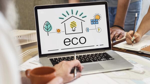 computer con simbolo di casa ecologica