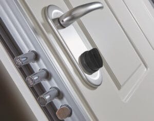 Dierre la serratura di una porta blindata con il defender D MAG R