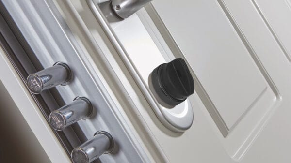 Dierre la serratura di una porta blindata con il defender D MAG R