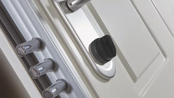 Dierre la serratura di una porta blindata con il defender D MAG R