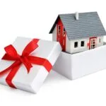 pacco regalo con casa all'interno