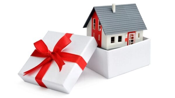 pacco regalo con casa all'interno