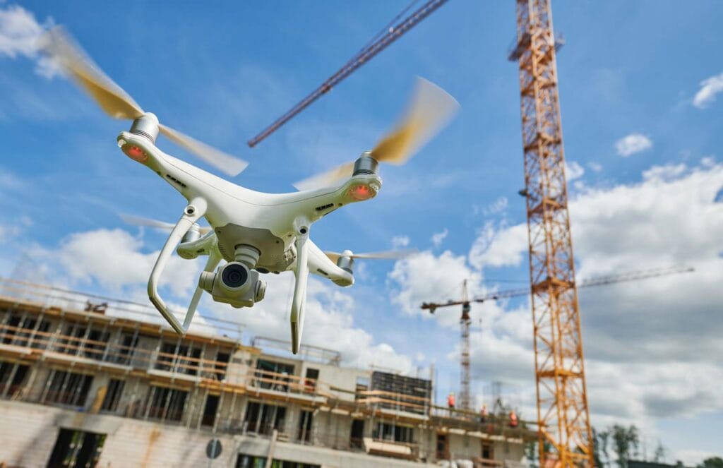 drone che vola in cantiere