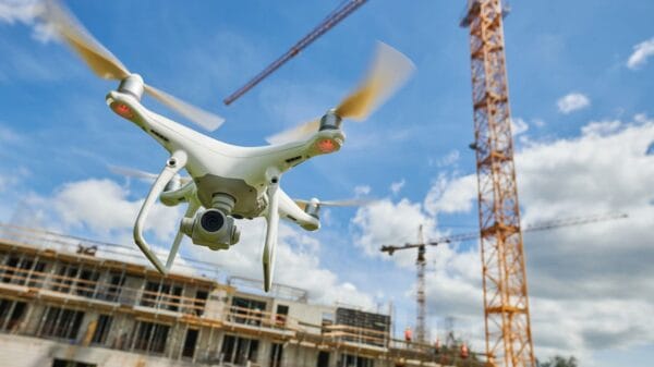 drone che vola in cantiere