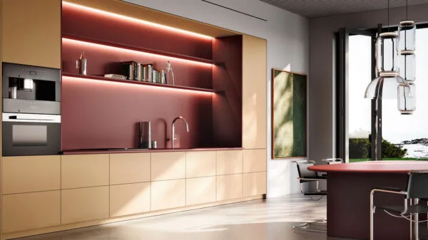 Cucina con forno a microonde in colonna