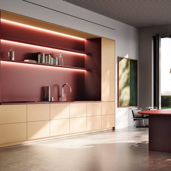 Cucina con forno a microonde in colonna