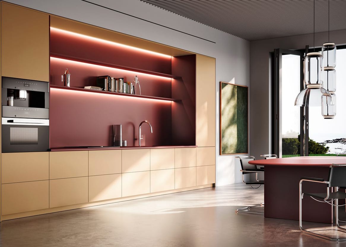 Cucina con forno a microonde in colonna