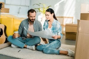 coppia che guarda un progetto di frazionamento