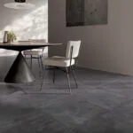 interno pavimentato con lastre di formato 80x80