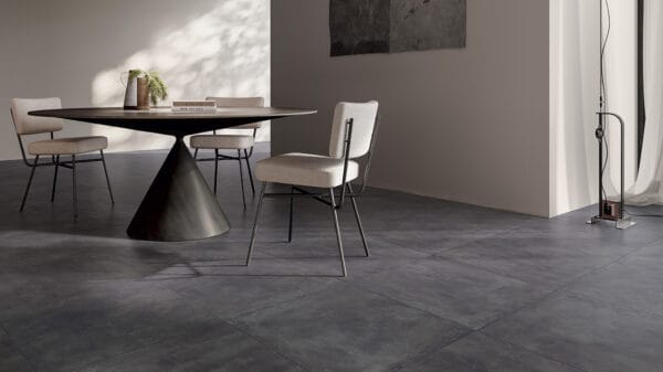 interno pavimentato con lastre di formato 80x80