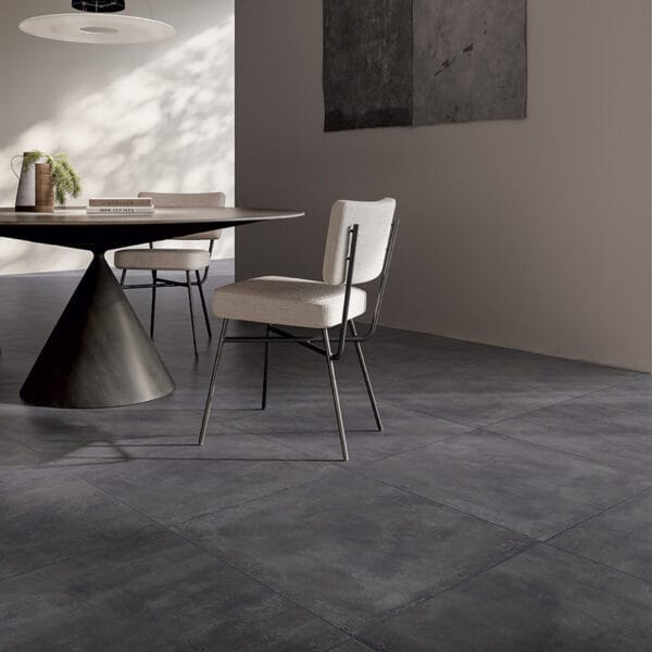 interno pavimentato con lastre di formato 80x80