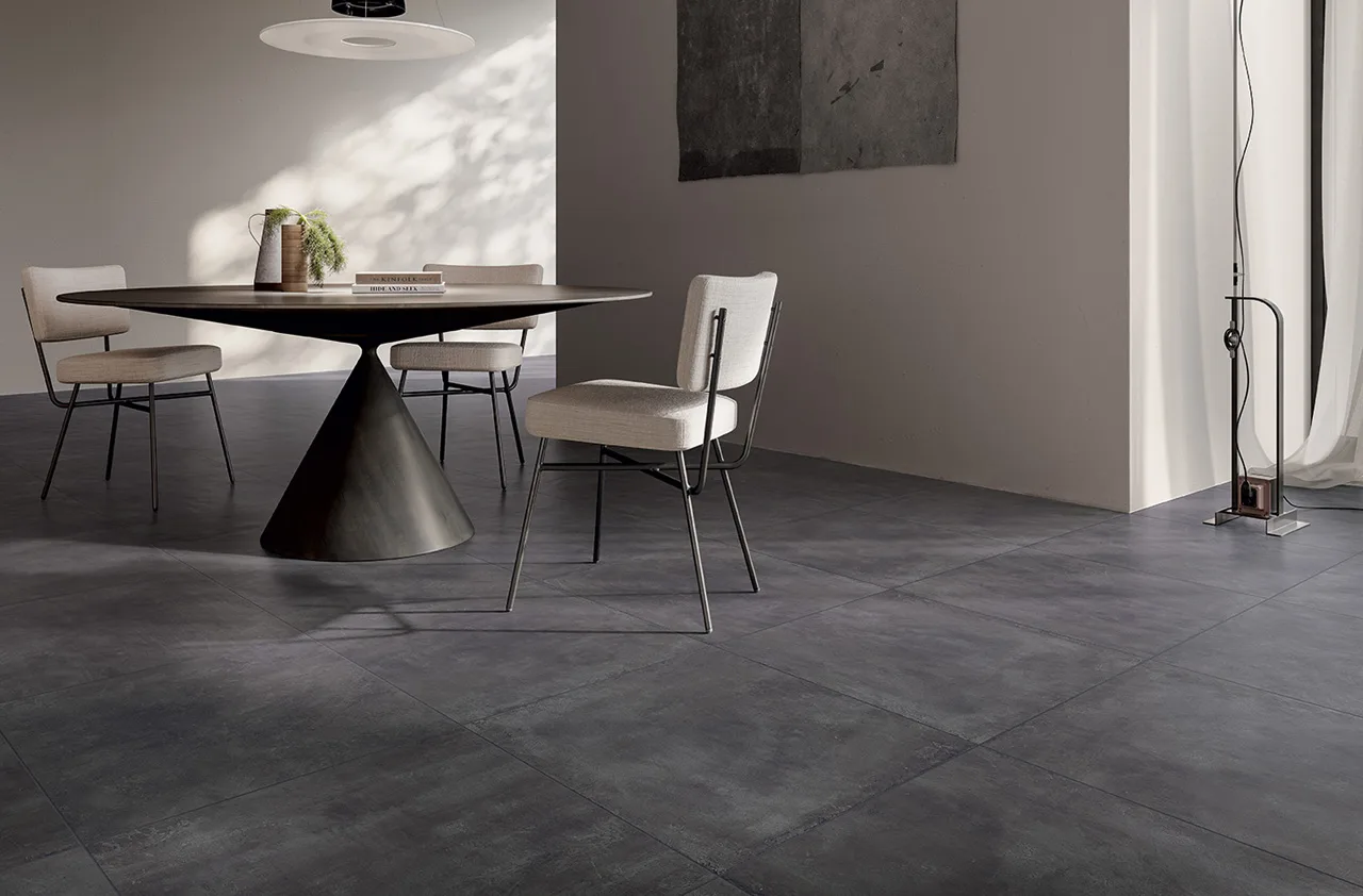 interno pavimentato con lastre di formato 80x80