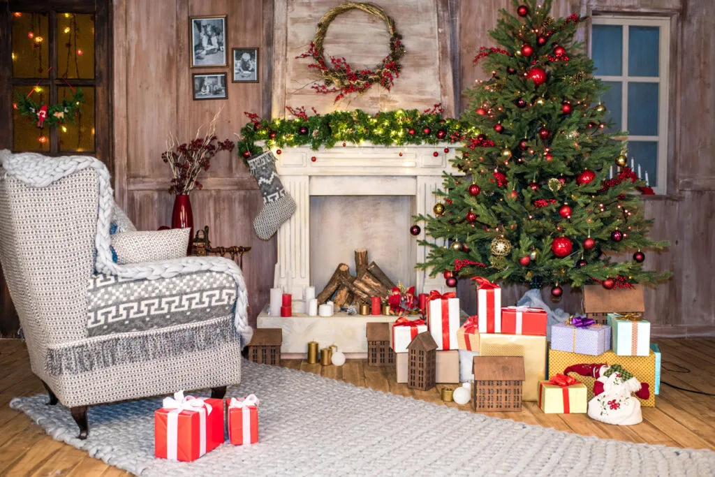 regali sotto l'albero in una casa
