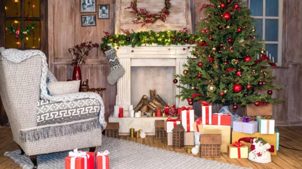 regali sotto l'albero in una casa