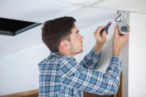 tecnico che installa impianto di allarme