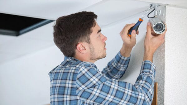 tecnico che installa impianto di allarme