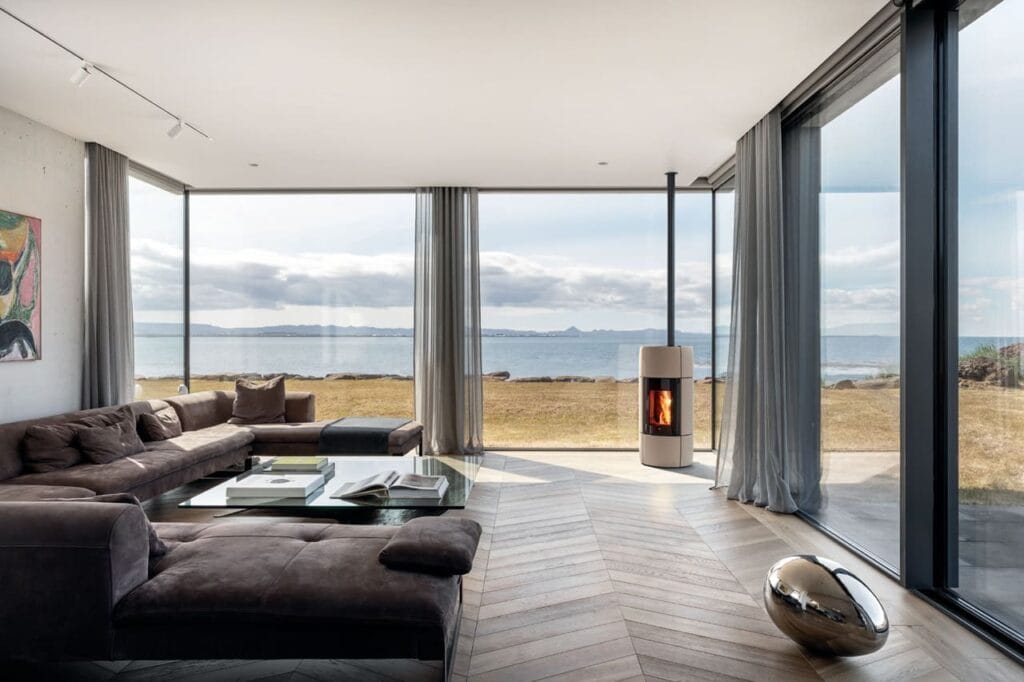 soggiorno con ampie vetrate e stufa
