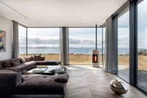 soggiorno con ampie vetrate e stufa