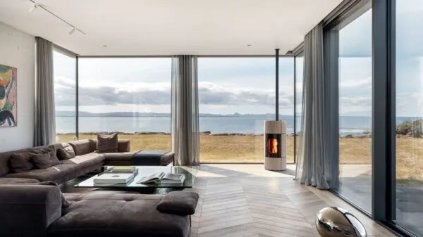 soggiorno con ampie vetrate e stufa