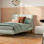 letto con lampada Snoopy sul comodino