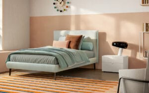 letto con lampada Snoopy sul comodino