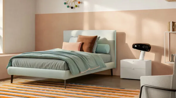 letto con lampada Snoopy sul comodino
