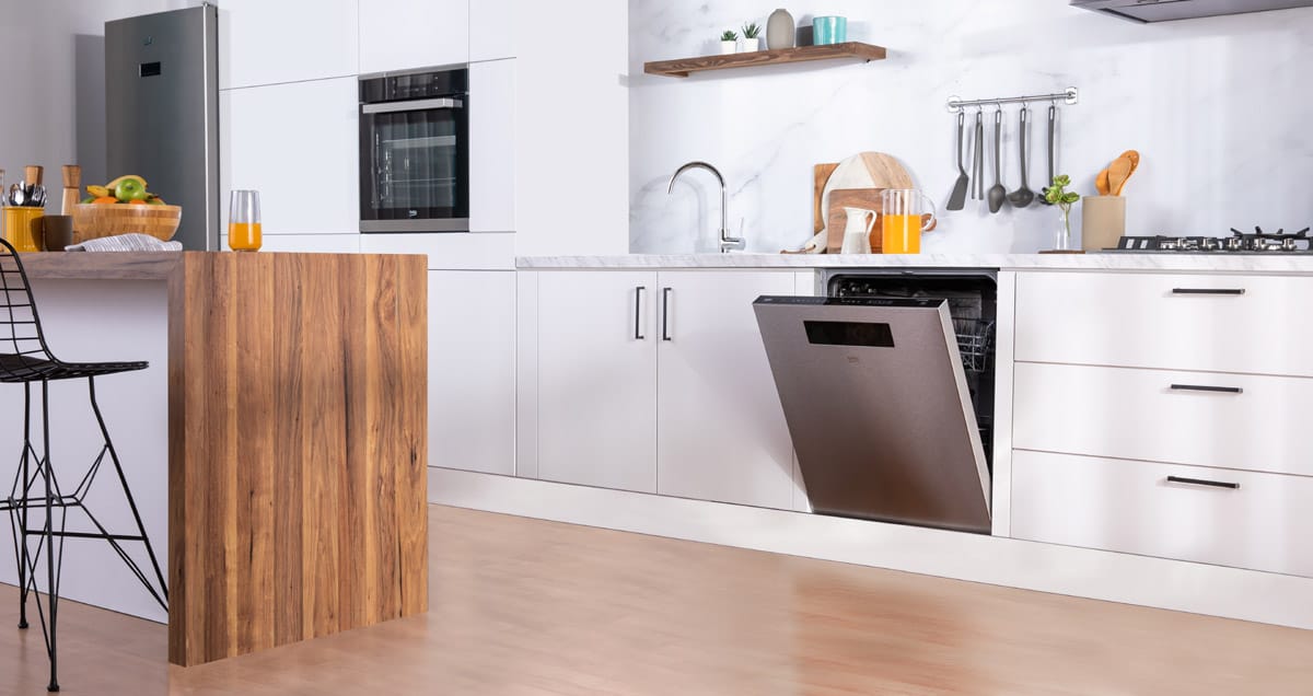 cucina con lavastoviglie a vista