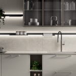 cucina con lavello in primo piano