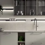 cucina con lavello in primo piano