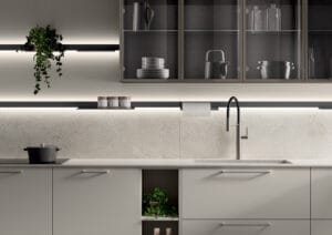 cucina con lavello in primo piano