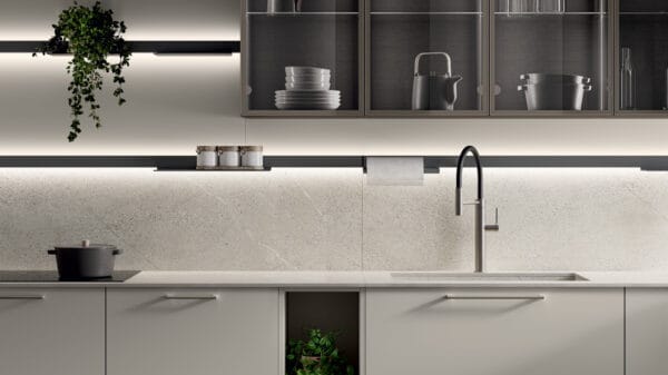 cucina con lavello in primo piano