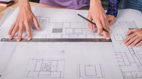 mani di architetti su progetti