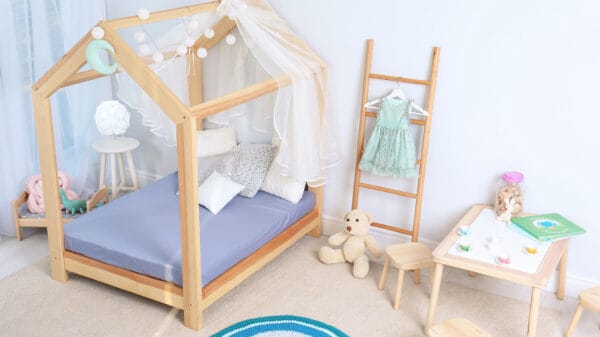cameretta con letto montessoriano