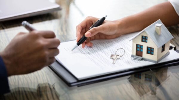 uomo che firma contratto di locazione