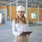 donna in cantiere che prende appunti