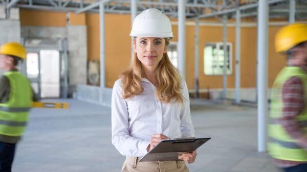 donna in cantiere che prende appunti