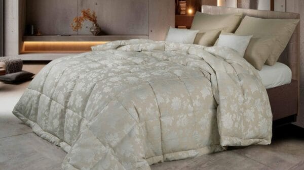 letto con elegante piumone