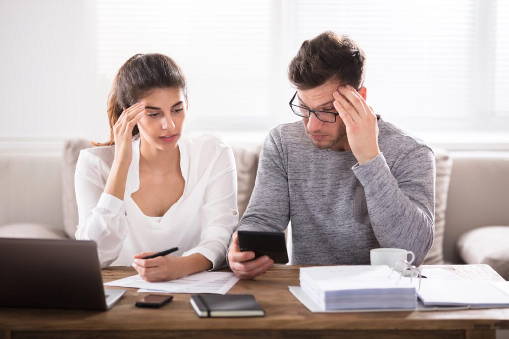 coppia alle prese con bollette