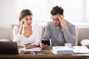 coppia alle prese con bollette