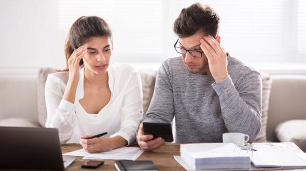coppia alle prese con bollette
