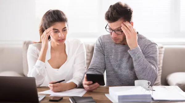 coppia alle prese con bollette