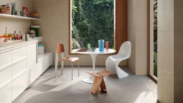 angolo pranzo con sedia Panton