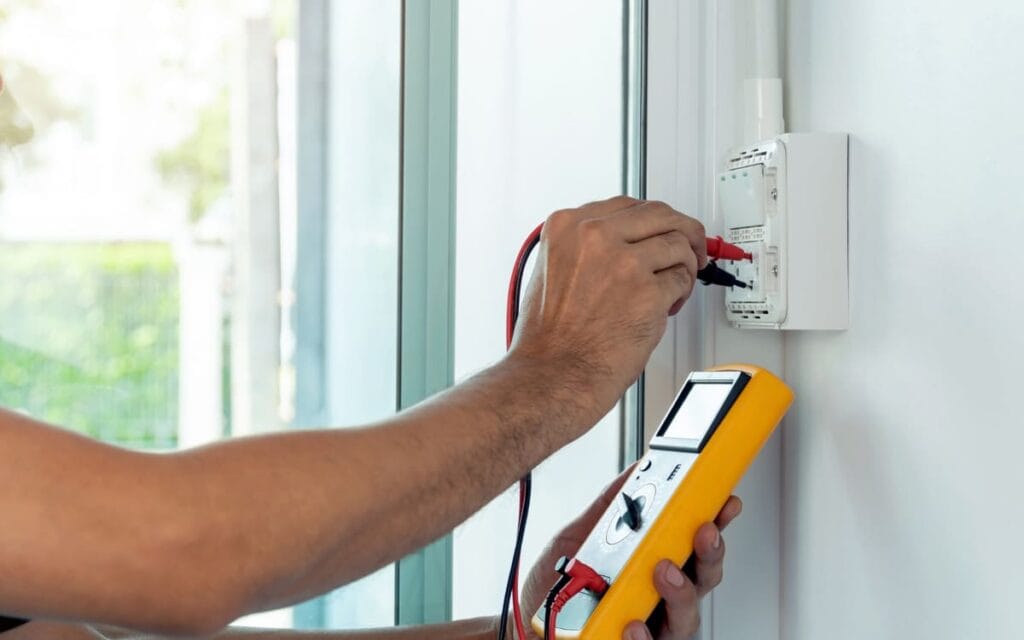 Elettricista che effettua controlli