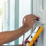 Elettricista che effettua controlli