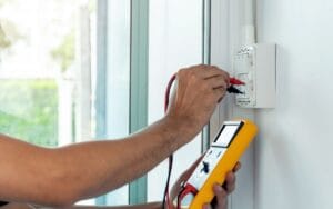 Elettricista che effettua controlli