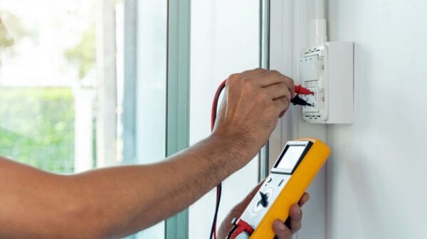 Elettricista che effettua controlli