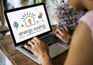 persona che digita sul computer portatile