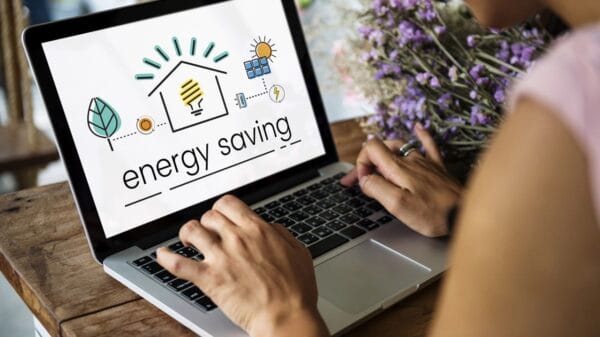 persona che digita sul computer portatile