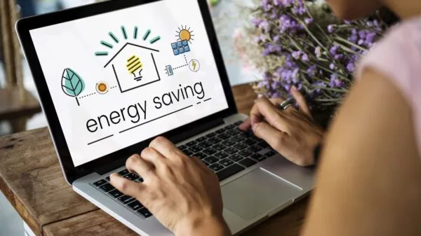 persona che digita sul computer portatile