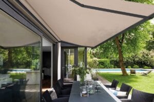 tenda da sole su tavolo in giardino